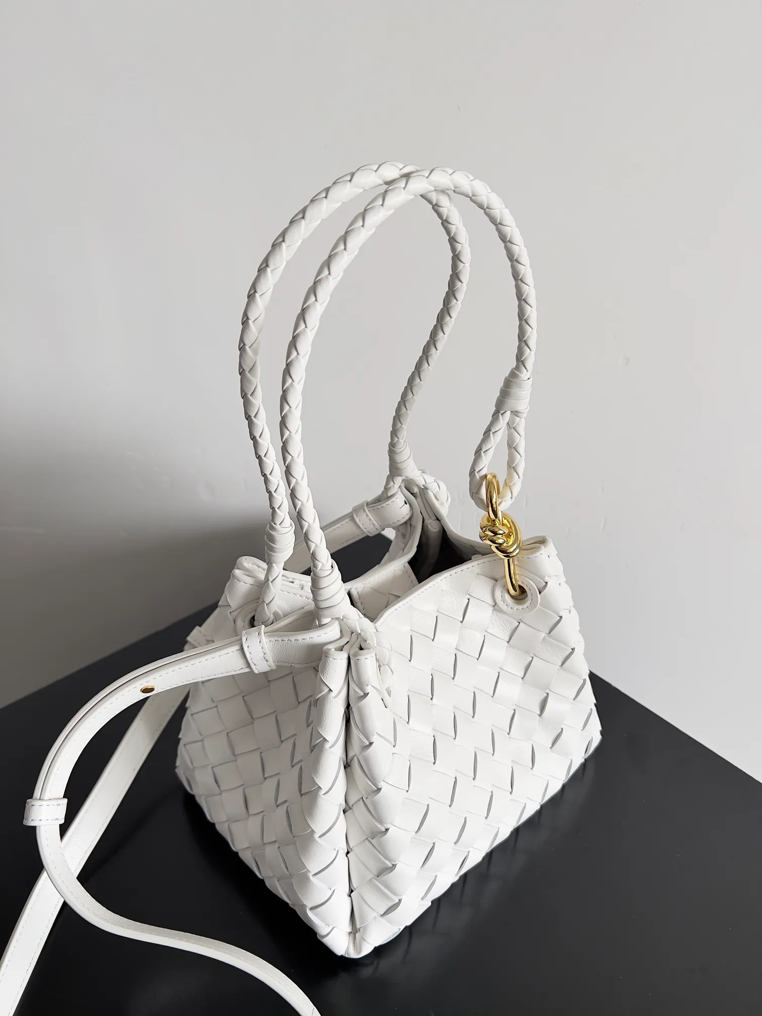 Batch 1760 BV home is new! Andiamo combines the Bottega Veneta archive parachute handbag to inherit retro elements and integrate modern trends. The same style as Shu Qi's in Beijing Night. It is a continuation of the classic bag. It has three functions: hand carry, shoulder and cross-body. It is embellished with metal brass knot buckles. It is small and has an amazing capacity. It can easily hold sunglasses in a box / small bottle of water / powder powder / charger and other daily necessities when going out. The upper body is versatile. Style number: 796569 Size: 21*17*16.5cm
